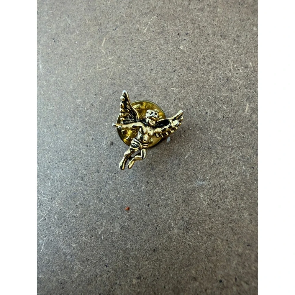 Vintage Gold Tone‎ Cherub Angel Winged Cupid Lapel Pin Tie Tack Accessory